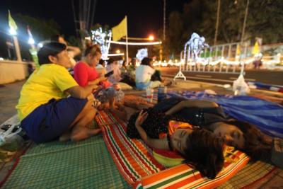 พสกนิกรล้นหลาม รอรับเสด็จ...ในหลวง
