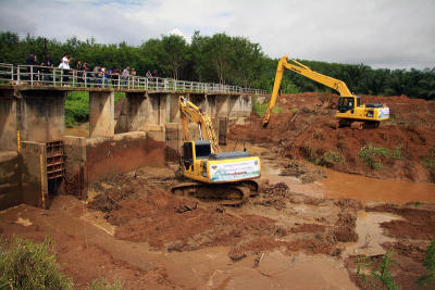 นพค.14 บ่อไร่ ใช้แมคโครชขุดลอกคลองช้างทูน ช่วยระบายน้ำในช่วงหน้าฝน