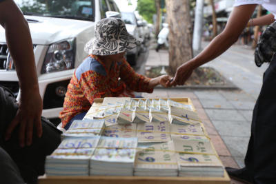 Lottery sellers on Ratchadamnern road are facing kick out from the street by NCPO