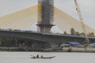 ผู้รับเหมากำลังก่อสร้างสะพานข้ามแม่น้ำเจ้าพระยาบริเวณถนนนนทบุรี 1