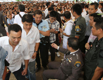 รามได้มีพิธีแจกเหรียญเจริญพร ชินบัญชรมหาปราบ ให้กับประชาชนที่มารอรับ