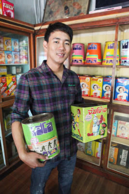 กระป๋องสังกะสีหลากสีสัน สุดรัก ของ ภาคภูมิ ปฐมสาคร