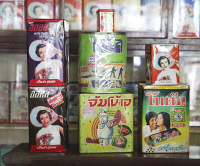 กระป๋องสังกะสีหลากสีสัน สุดรัก ของ ภาคภูมิ ปฐมสาคร
