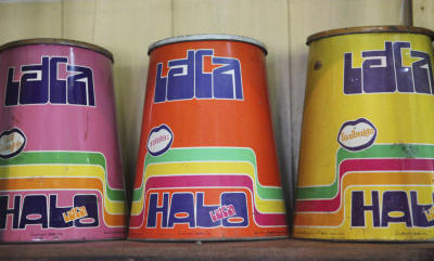 กระป๋องสังกะสีหลากสีสัน สุดรัก ของ ภาคภูมิ ปฐมสาคร