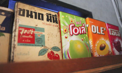 กระป๋องสังกะสีหลากสีสัน สุดรัก ของ ภาคภูมิ ปฐมสาคร