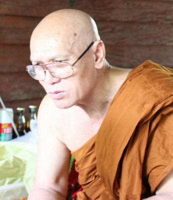 พระเกจิชัยภูมินอนโลง