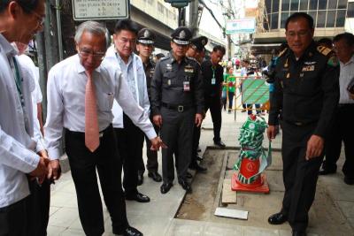 จัดระเบียบหาบเร่แผงลอยคืนทางเท้าให้ประชาชน