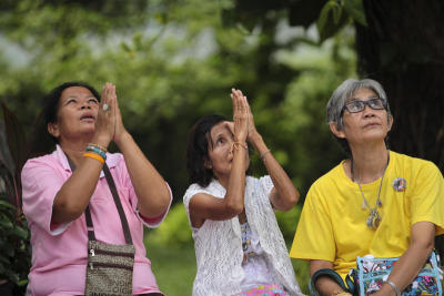 พสนิกรเฝ้ารอพระอาการของพระบาทสมเด็จพระเจ้าอยู่หัวและแถลงการณ์จากสำนักพระราชวัง