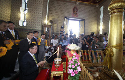 กมธ สักการะสิ่งศักดิ์สิทธิ์ที่ศาลหลักเมือง