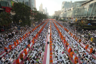 6.00 น.ตักบาตรพระสงฆ์ 10,000 รูปบริเวณแยกราชประสงค์>แยกประตูน้ำ