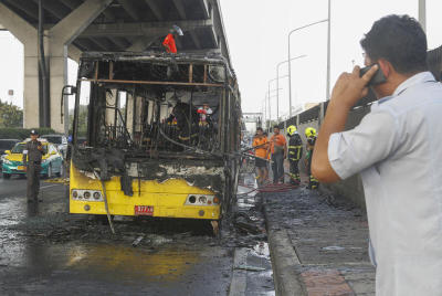 ไฟไหม้รถเมย์หน้าสนามบินดอนเมือง