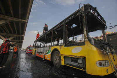 ไฟไหม้รถเมย์หน้าสนามบินดอนเมือง