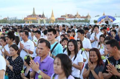 บรรยากาศประชาชนเวียนเทียนเนื่องในวันวิสาขบูชา ณ มณทลท้องสนามหลวง