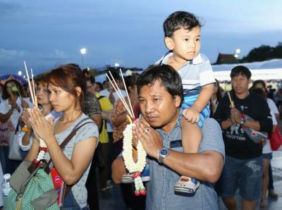 บรรยากาศประชาชนเวียนเทียนเนื่องในวันวิสาขบูชา ณ มณทลท้องสนามหลวง