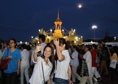บรรยากาศประชาชนเวียนเทียนเนื่องในวันวิสาขบูชา ณ มณทลท้องสนามหลวง