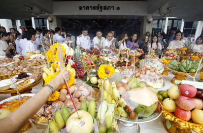 พิธีบวงสรวงพระวิญญาณอดีตพระมหากษัตริย์ ที่รัฐสภา
