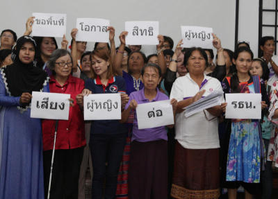 นางสาวอุษา เลิศศรีสันทัด ผู้อำนวยการมูลนิธิผู้หญิง ได้ร่วมกันยื่นจดหมายเปิดผนึก