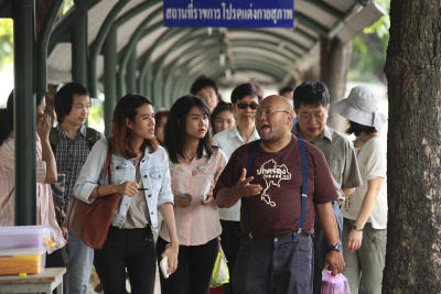 คณาจารย์และกลุ่มขบวนการประชาธิปไตยใหม่เข้าเยี่ยม 13 นักศึกษาเคลื่อนไหวต้านรัฐประหาร