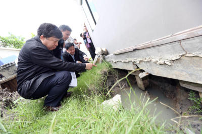 เลขาฯ สคบ.ลงพื้นที่ตรวจบ้านพฤกษาวิลล์ทรุด