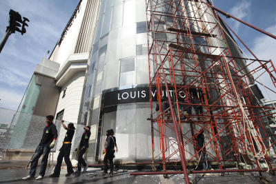 คนงานเปลี่ยนกระจกหลังเหตุระเบิดแยกราชประสงค์