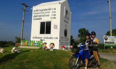 ฮือฮาตู้ยามตร.สร้างเป็นหลักกิโลยักษ์ สะดุดตานักท่องเที่ยวแห่ลงไปถ่ายรูป
