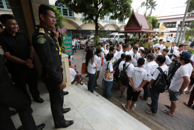 ม๊อบสะพานเหล็กบุกเขตพระนคร