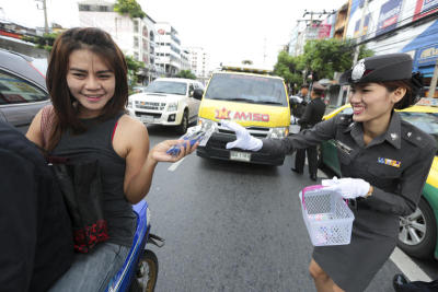 ตร.หัวหมากแจกหมากฝรั่ง ของขวัญเนื่องในวันตำรวจ