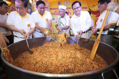 สุขุมพันธุ์เปิดกินเจเยาวราชผัดหมี่แจก 1,999 จาน