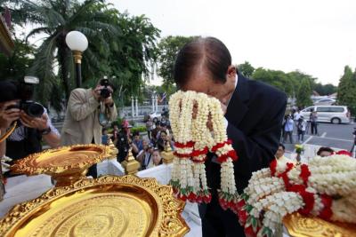 ประธานสภาขับเคลื่อนการปฏิรูปประเทศ(สปท.) สักการะพระบรมราชานุสาวรีย์พระบาทสมเด็จพระปกเกล้าเจ้าอยู่หัว รัชกาลที่ 7