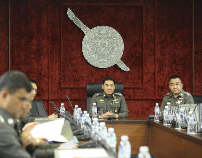 15.12 พล.ต.อ.จักรทิพย์ ชัยจินดา ผบ.ตร. พร้อมด้วย พลตำรวจโทศรีวราห์ รังสิพราหมณกุล ให้สัมภาษณ์กรณีบุคคลหมิ่นเบื้องสูง ที่ สำนักงานตำรวจแห่งชาติ