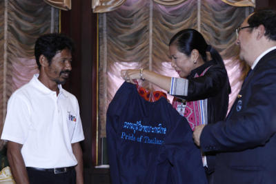 กอบกาญจน์เชิดชูเกียรติฮีโร่กระบี่ช่วยฝรั่ง มอบโล่-เสื้อ 'ความภูมิใจของประเทศไทย'