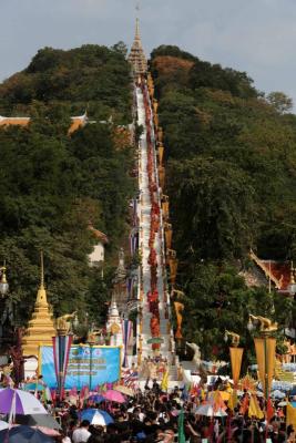 ตักบาตรเทโว อุทัยธานี