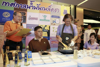 สมเด็จพระเทพรัตนราชสุดาฯ สยามบรมราชกุมารี-ทรงปรุงอาหารที่มีน้ำมันเมล็ดชาเป็นส่วนประกอบ