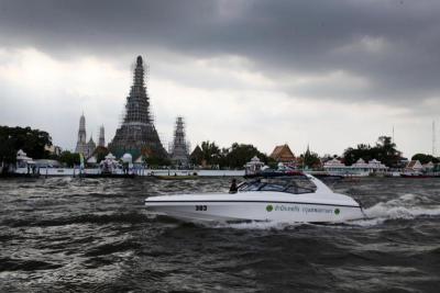 สุขุมพันธุ์ลงเรือตรวจ 8 ท่าน้ำ-ชวนใช้กระทงธรรมชาติ
