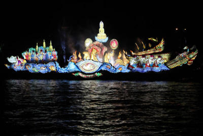 เทศกาลสีสันแห่งสายน้ำ มหกรรมลอยกระทง ประจำปี 2558