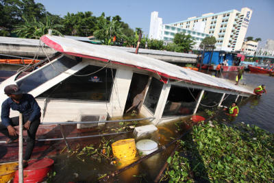 เจ้าท่ากู้เรือริเวอร์ซันครูซสำเร็จ อัดลมใส่ 500 ถังจนลอย-เครนยกซ้ำ