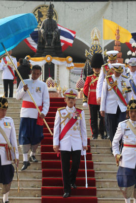 พระบรมฯ เสด็จฯ วางพานพุ่มวันรัฐธรรมนูญ