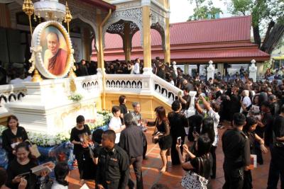 ประชาชนจำนวนมากต่างเดินทางเข้าถวายสักการะพระศพ สมเด็จพระญาณสังวร