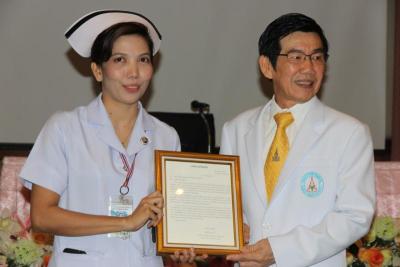 ผอ.โรงพยาบาลมอบโล่เชิดชูเกียรติพยาบาลหัวใจงาม ผู้ว่าฯและททท.เตรียมมอบประกาศเกียรติคุณคนดี
