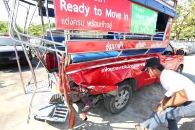ฟอร์จูนเนอร์ชนสองแถวยับ เจ็บระนาว 12 ด.ช.14 ขาขาด