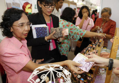 นายกฯเปิดงาน พม.ตลาดน้ำใจ วิถีไทยผดุง
