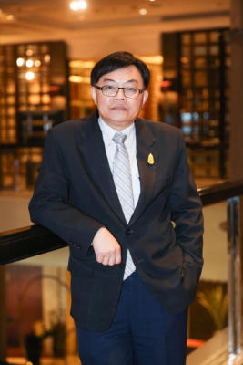 นายแพทย์พลเดช ปิ่นประทีป