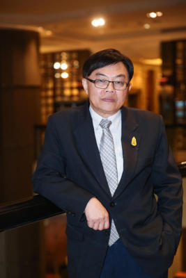 นายแพทย์พลเดช ปิ่นประทีป