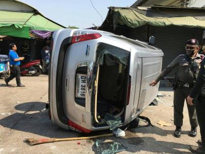 12 officials hurt in border market fracas