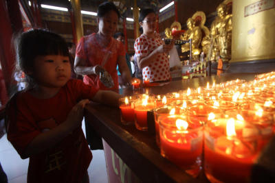 บรรยากาศประชาชนสักการะเสริมมงคลช่วงเทศกาลตรุษจีน ที่วัดเล่งเน่ยยี่ 2 อ.บางบัวทอง จ.นนทบุรี