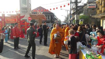 นครพนมจัดตักบาตร 4 เชื้อชาติ รำลึกสัมพันธ์อดีตจนปัจจุบัน
