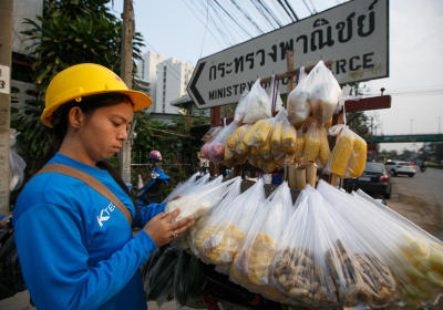 แรงงานเลือกซื้ออาหารด้านหน้ากระทรวงพาณิชย์ก่อนเข้าทำงาน