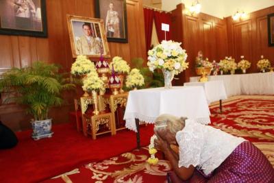 คุณยาย ยุพิณ กาญจนศิราธิป เดินทางมาลงนามถวายพระพร พระบาทสมเด็จพระเจ้าอยู่หัว