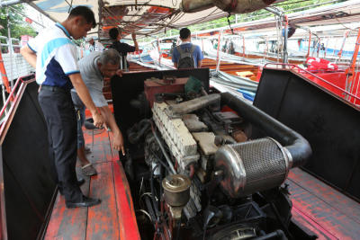 Curbs for canal boat operator