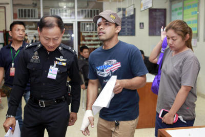 พ่อแม่ลูก 3 คน ขณะที่คนขับรถยนต์คู่กรณี ซึ่งก่อเหตุชนแล้วหนี